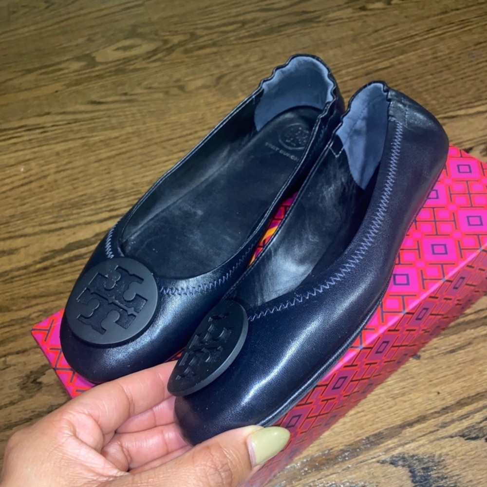 Tory Burch Minnie travel ballet with logo in navy blue